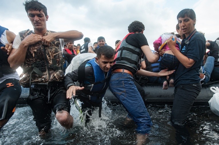 Komisarz UE: Relokacja uchodźców jest wiążąca i będzie kontynuowana
