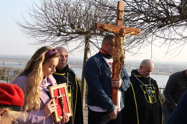 Płock. Droga Krzyżowa z modlitwą o pokój