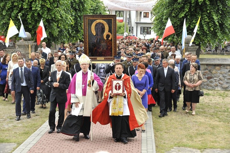 Obraz Jasnogórski witany w progach parafialego kościoła pw. św. Wojciecha, otoczony tłumem wiernych