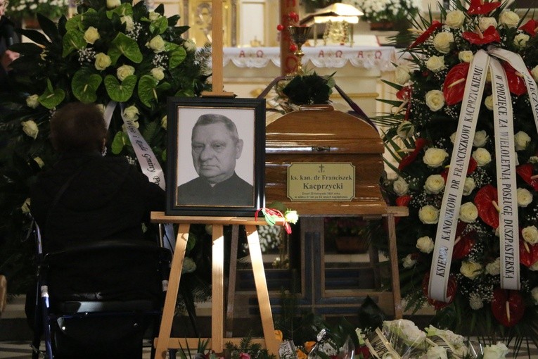 Pomiechowo. Pogrzeb ks. kan. Franciszka Kacprzyckiego