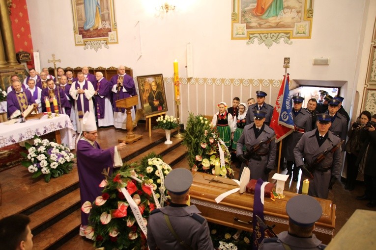 Ciechanów. Pogrzeb ks. Ludomira Kokosińskiego