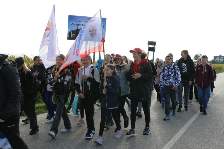 Pielgrzymka młodzieży z Rostkowa do Przasnysza - cz. 1