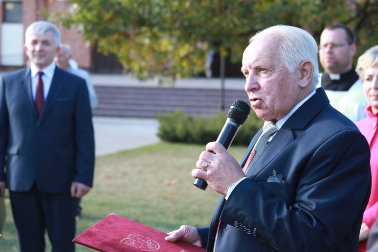 Pomnik bł. ks. J. Popiełuszki w Mławie