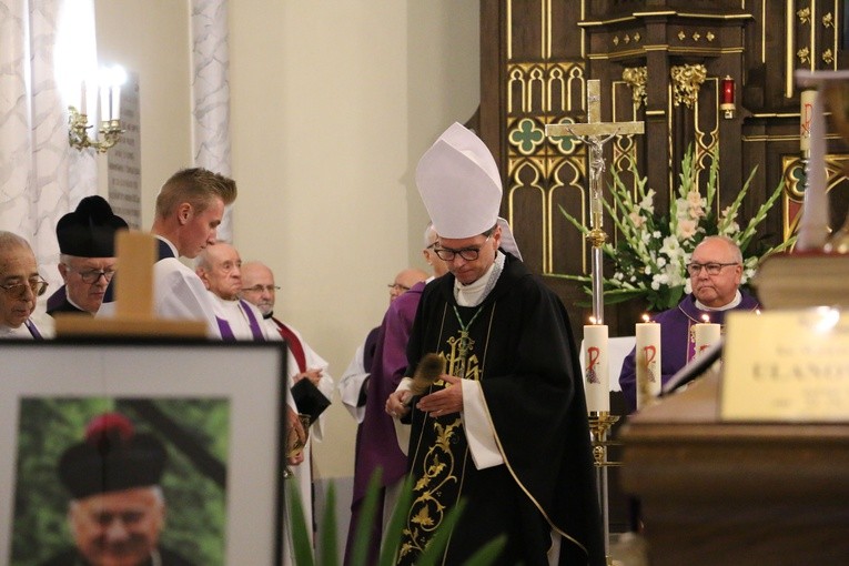 Stara Wrona. Uroczystości pogrzebowe ks. kan. Wawrzyńca Ulanowskiego
