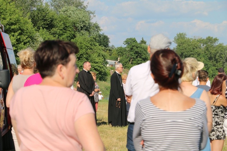 Czerwińsk n. Wisłą. Różaniec z bp. Piotrem Liberą