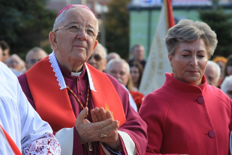 Pomnik bł. ks. J. Popiełuszki w Mławie