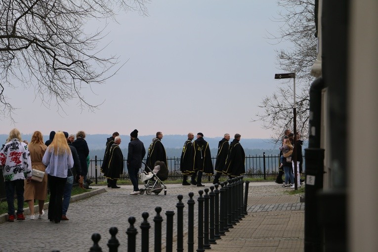 Płock. Dziękczynna modlitwa pod oknem papieskim