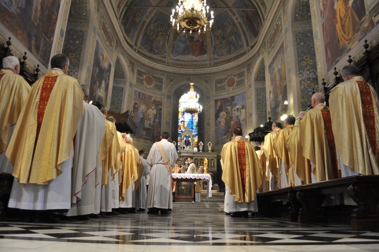 W tym roku w Wielki Czwartek księża nie spotkają się w katedrze na Mszy Krzyżma, dlatego biskupi wystosowali do nich list.