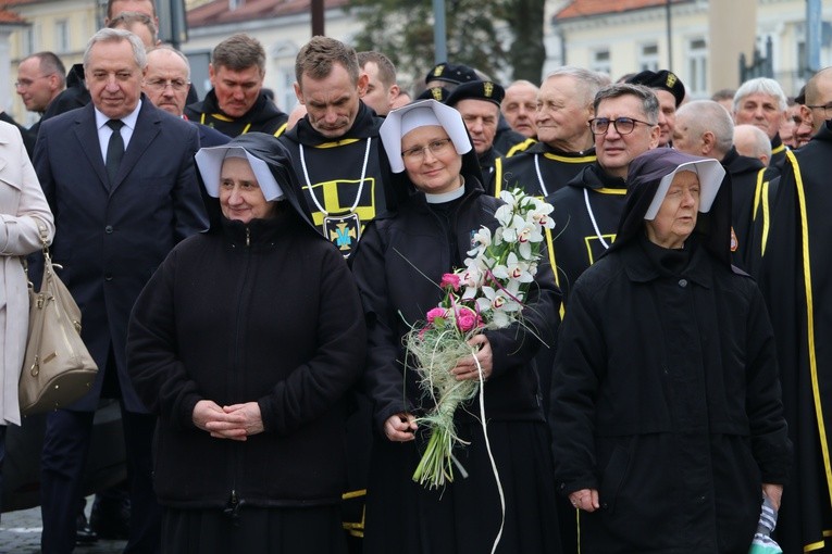 Płock. Dziękczynna modlitwa pod oknem papieskim