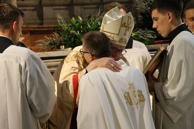Biskup przekazuje nowo wyświęconemu księdzu znak pokoju - serdeczny znak w czasie święceń prezbiteratu.
