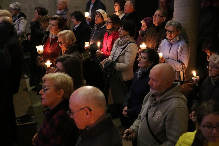 Nabożeństwo fatimskie w sanktuarium Bożego Miłosierdzia w Płocku