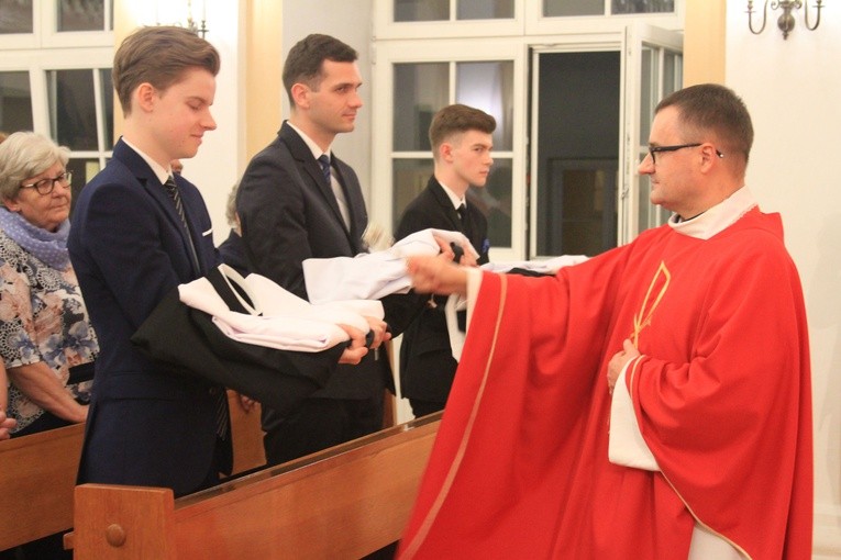 Ks. rektor Marek Jarosz pobłogosławił alumnów zakładających po raz pierwszy strój duchowny.