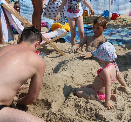 Upalna niedziela na plaży w Stegnie