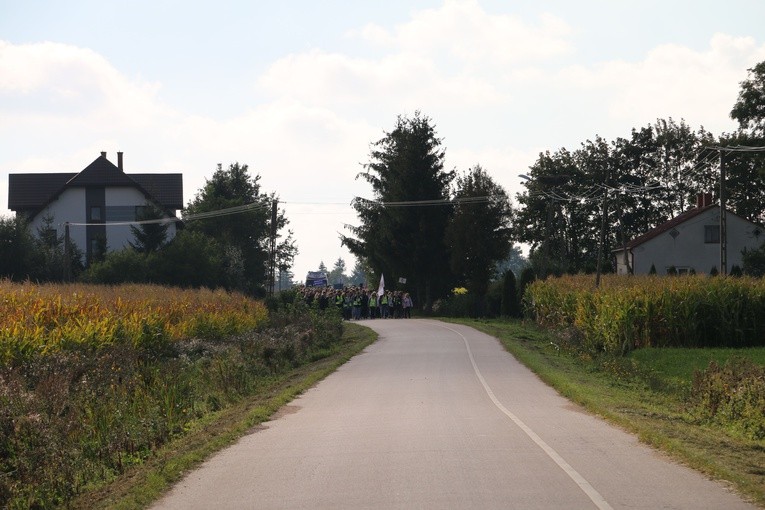 Pielgrzymka młodzieży z Rostkowa do Przasnysza - cz. 1
