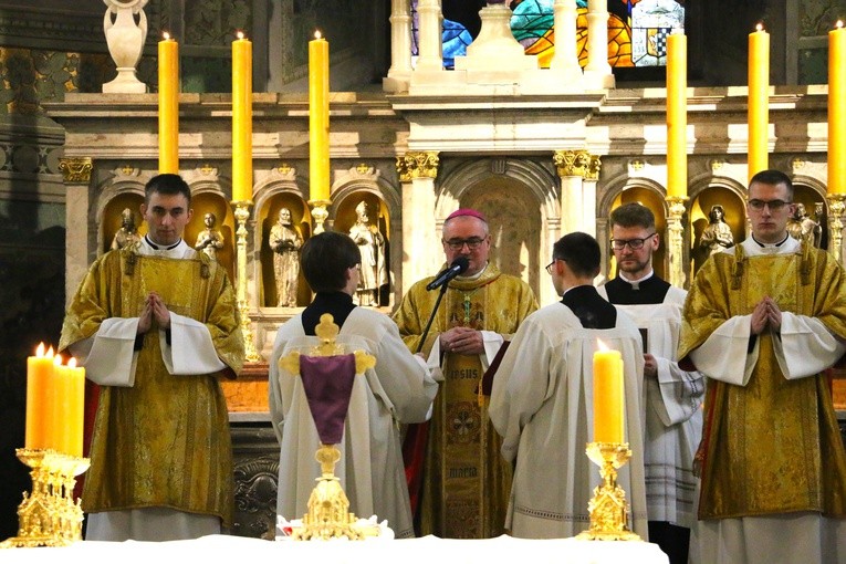 Płock. Msza Krzyżma w bazylice katedralnej