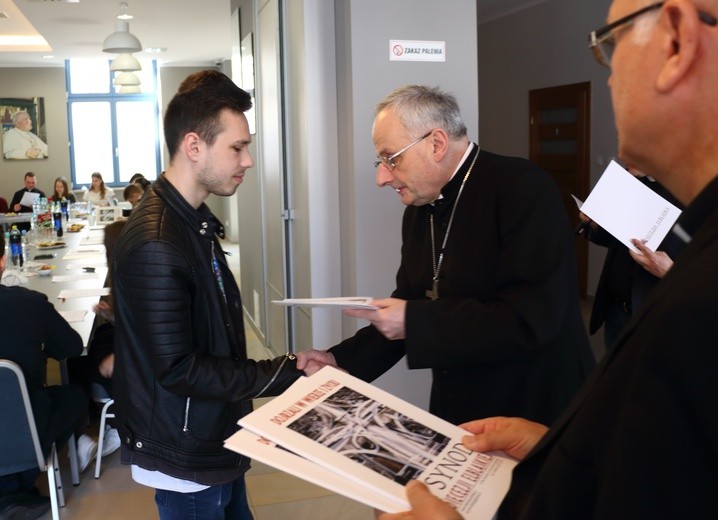 Uroczyste posiedzenie zespołu synodalnego młodych 