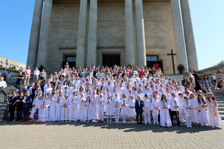 Katowice. Pielgrzymka dzieci komunijnych