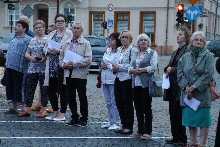 Płock. Wieczorna modlitwa pod oknem papieskim
