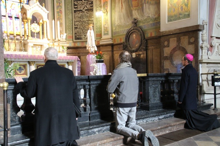 W płockiej katedrze wciąż trwa całodzienna adoracja Najświętszego Sakramentu.