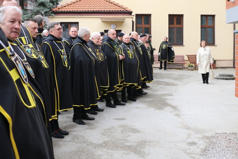 Płock. Dziękczynna modlitwa pod oknem papieskim