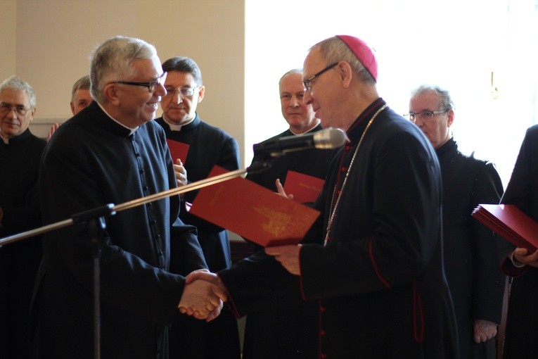 Ks. Marek Zacieski, proboszcz w Rogowie, odbiera nominację kanonicką z rąk biskupa płockiego