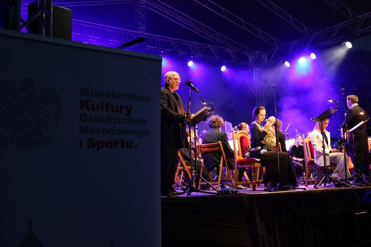 Czerwińsk n. Wisłą. Koncert jubileuszowy w przyklasztornych ogrodach