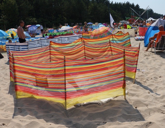 Upalna niedziela na plaży w Stegnie
