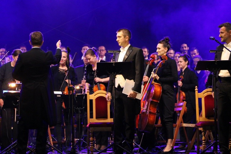 Czerwińsk n. Wisłą. Koncert jubileuszowy w przyklasztornych ogrodach