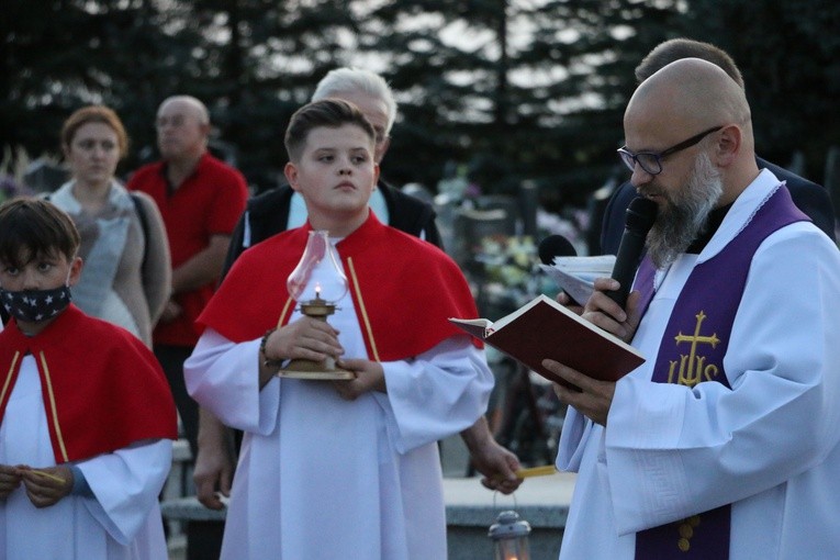 Płońsk. Nowy krzyż na cmentarzu komunalnym w Szerominku