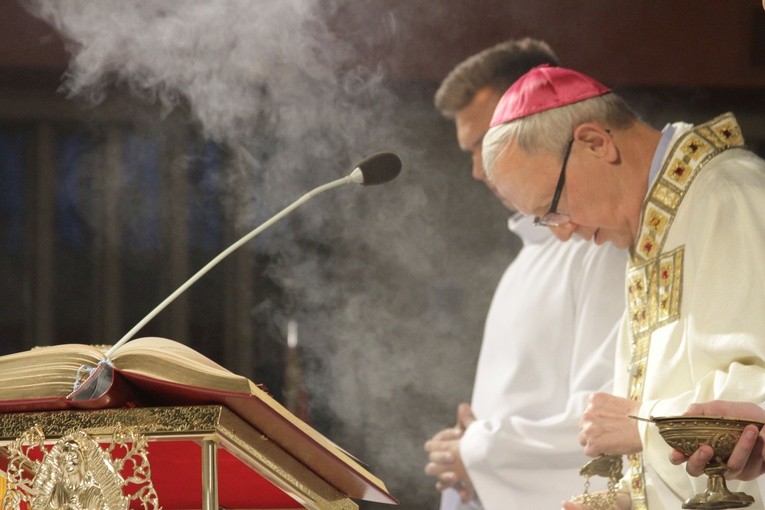 Bp Piotr Libera przewodniczył Mszy św. w 40. rocznicę poświęcenia świątyni pw. NMP Matki Kościoła w parafii pw. św. Marcina