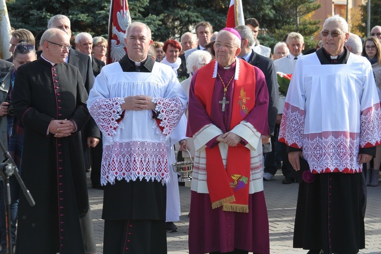 Pomnik bł. ks. J. Popiełuszki w Mławie