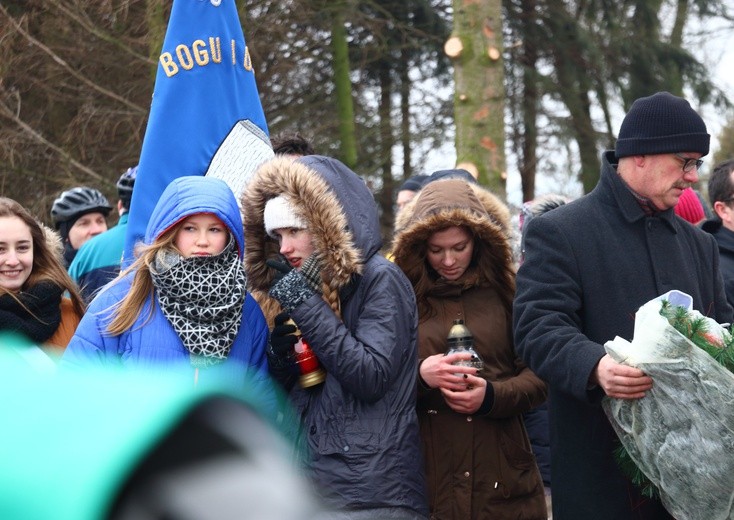 Przy powstańczej mogile