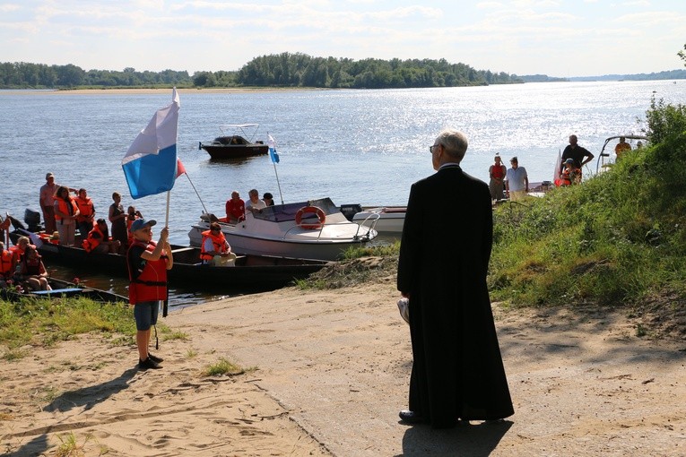 Czerwińsk n. Wisłą. Różaniec z bp. Piotrem Liberą