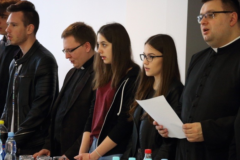 Uroczyste posiedzenie zespołu synodalnego młodych 