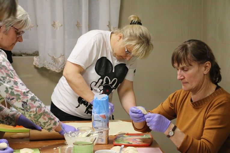 Gutków. Przygotowania do kiermaszu kulinarnego na rzecz Ukrainy