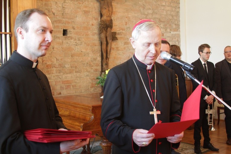 W najbliższych dniach dekrety nominacyjne podpisane przez biskupa płockiego dotrą do zainteresowanych księży.