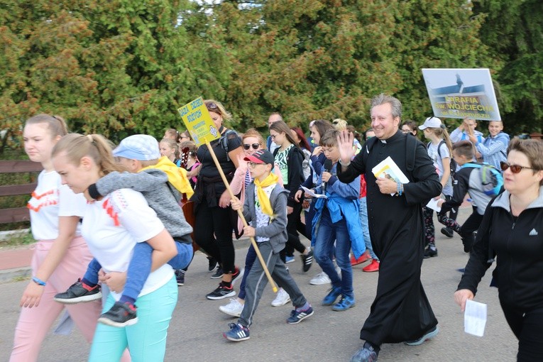 Rostkowo. Pielgrzymka dzieci (część I)