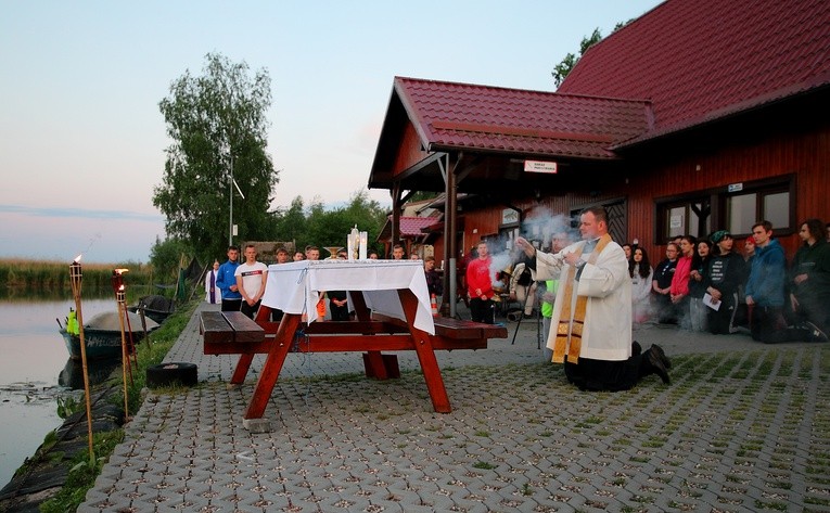 Spływ kajakowy młodych