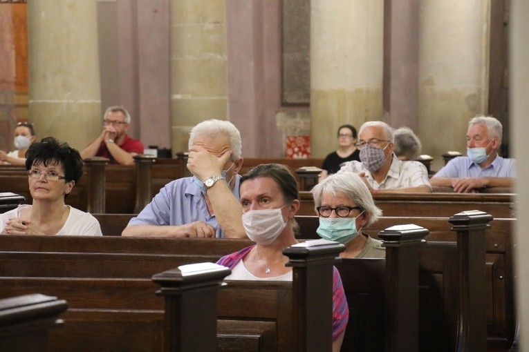 Płock. Modlitwa w intencji ojczyzny w katedrze