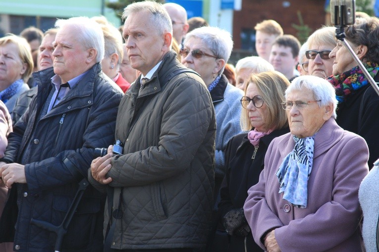 Pomnik bł. ks. J. Popiełuszki w Mławie