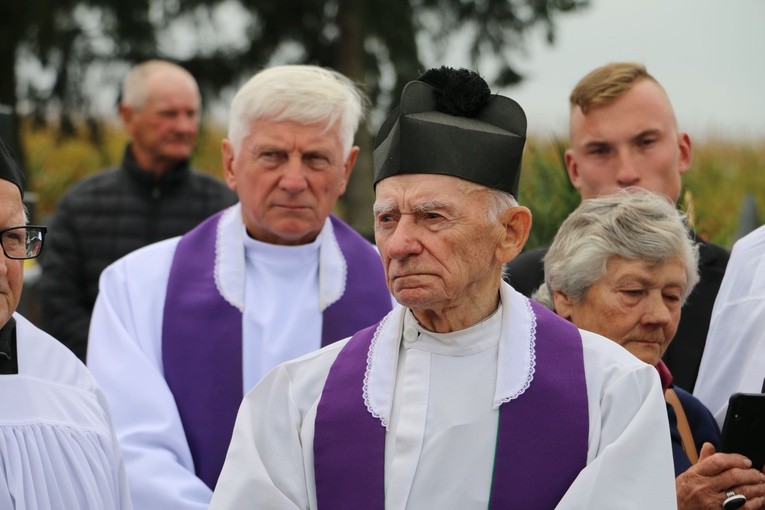 Stara Wrona. Uroczystości pogrzebowe ks. kan. Wawrzyńca Ulanowskiego