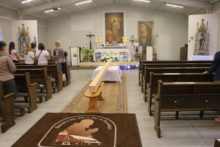 Płońsk. Nowy krzyż na cmentarzu komunalnym w Szerominku