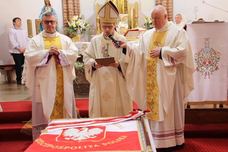 Janowiec Kościelny. Jubileusz szkoły i nowy sztandar