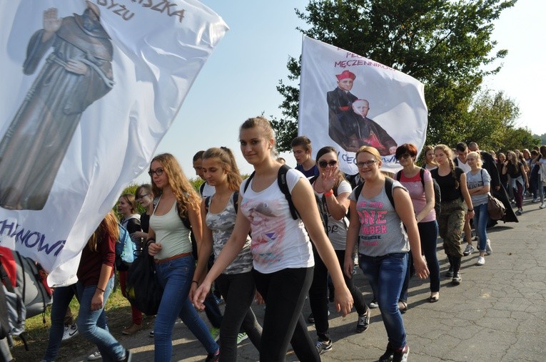 Pielgrzymka młodych z Ciechanowa do Rostkowa