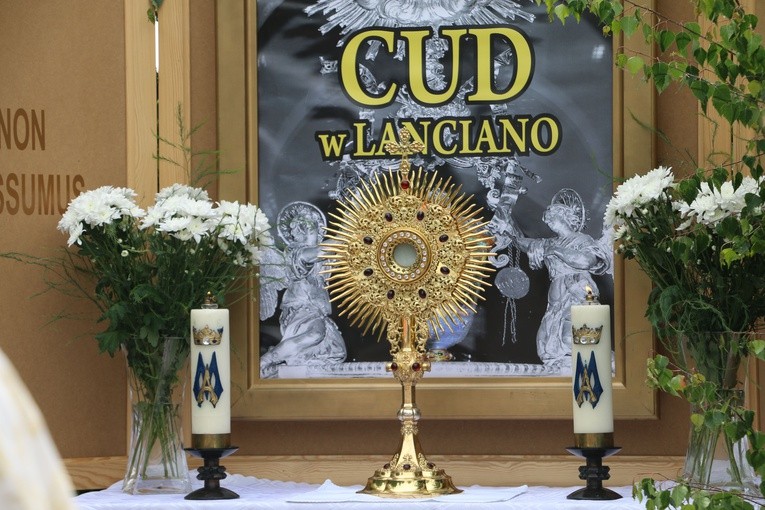 Popowo Kościelne. Procesja eucharystyczna z udziałem abp. Salvatore Pennacchia
