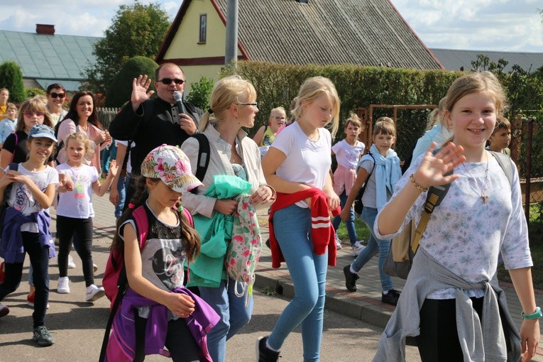 Rostkowo. Pielgrzymka dzieci (część I)