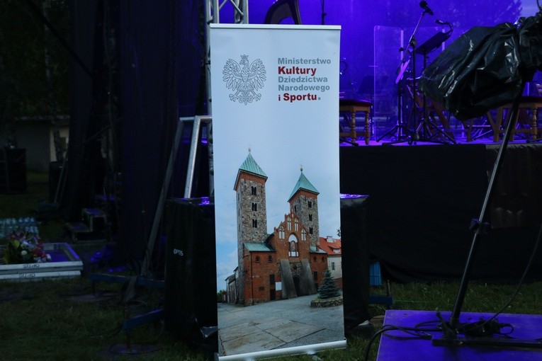 Czerwińsk n. Wisłą. Koncert jubileuszowy w przyklasztornych ogrodach