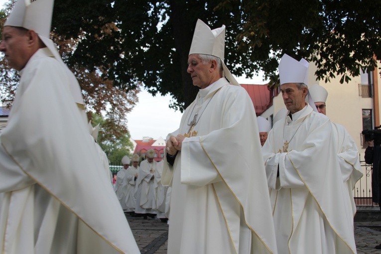 Episkopat w Płocku. Msza w kolegiacie