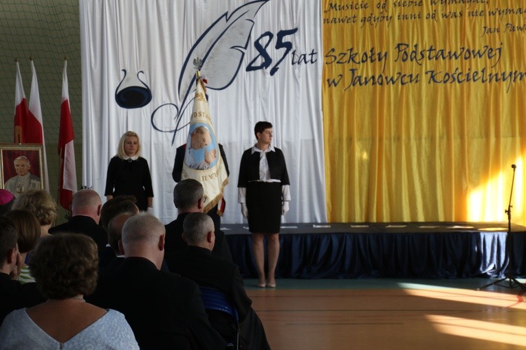 Janowiec Kościelny. Jubileusz szkoły i nowy sztandar