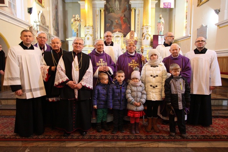 Księża jubilaci w towarzystwie bp. Romana Marcinkowskiego oraz księży z dekanatu makowskiego